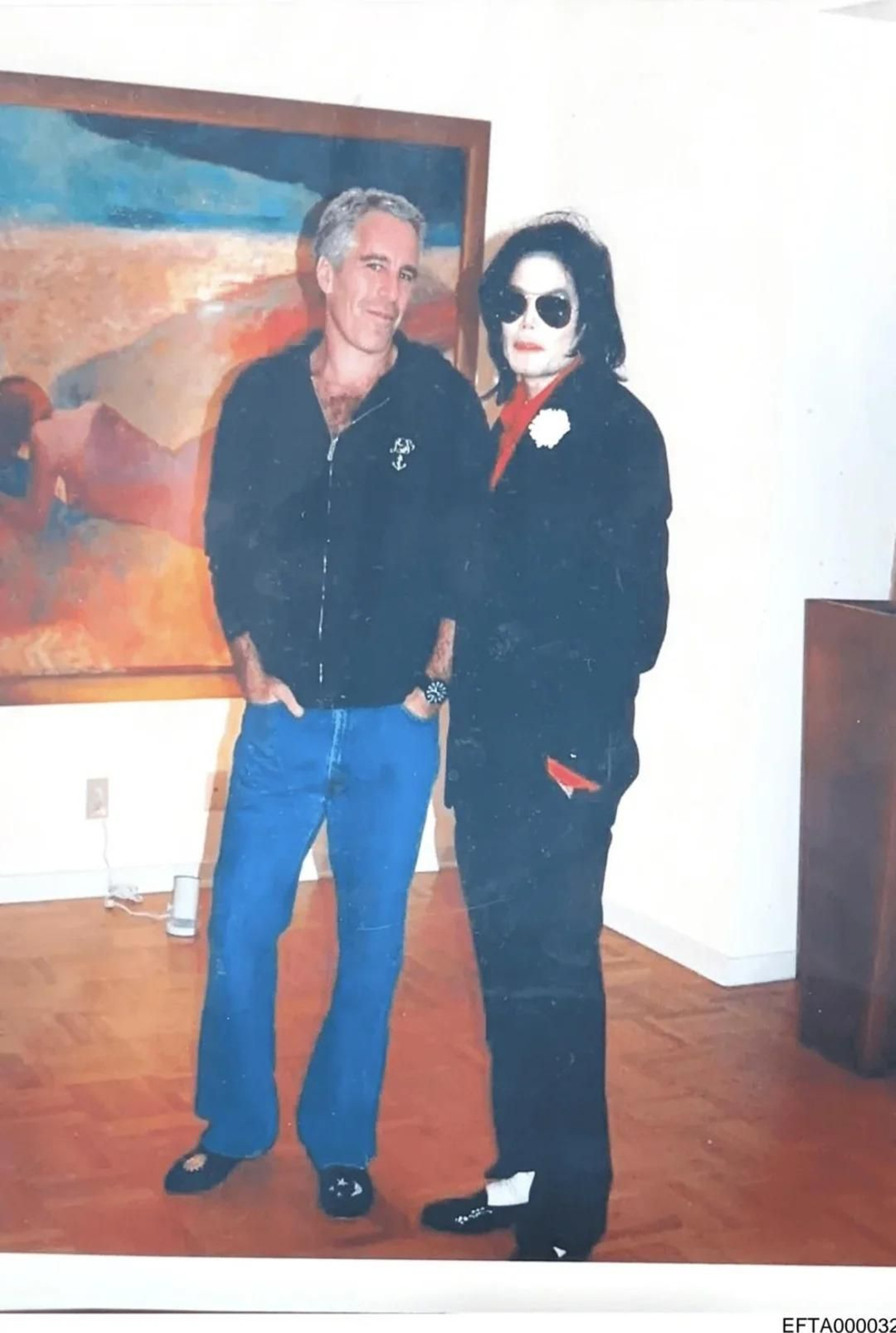 Fotografía sin fecha específica de toma, donde Jeffrey Epstein aparece posando junto al cantante Michael Jackson.