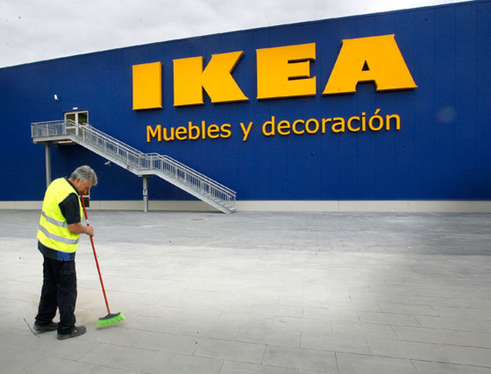 Últimos preparativos antes de la apertura de la tienda.  Foto: Pascual