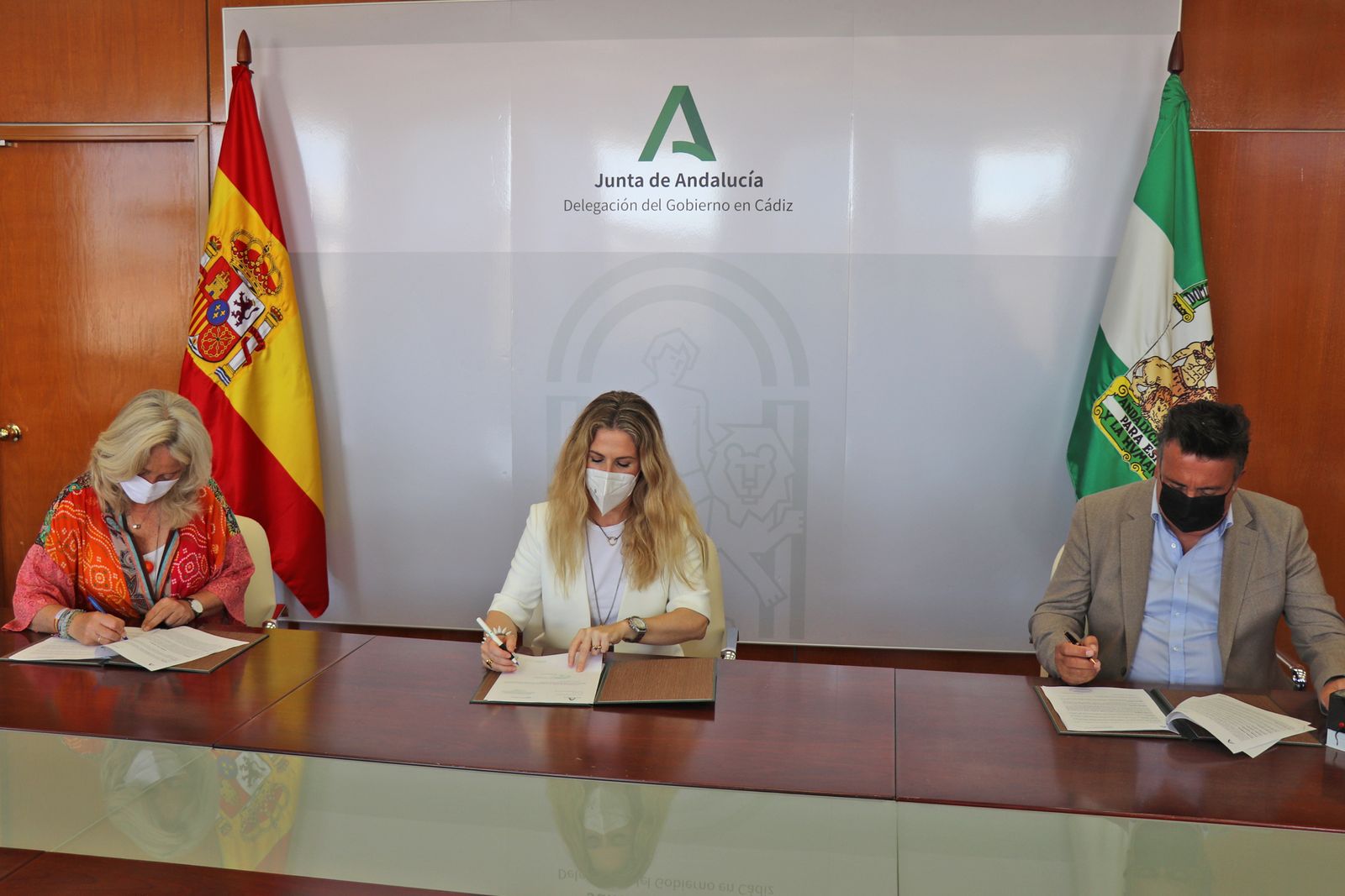 Momento de la firma del contratp de las obras de ensanche a la A-389 Paterna-Medina.
