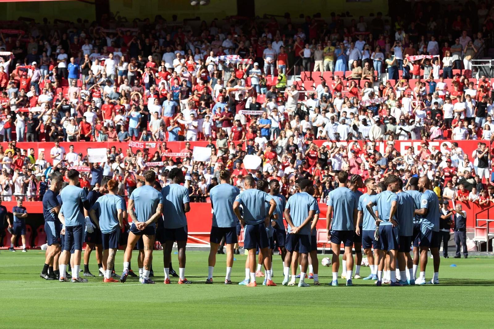 Los jugadores del Sevilla, en el entrenamiento de ayer en el Sánchez-Pizjuán.