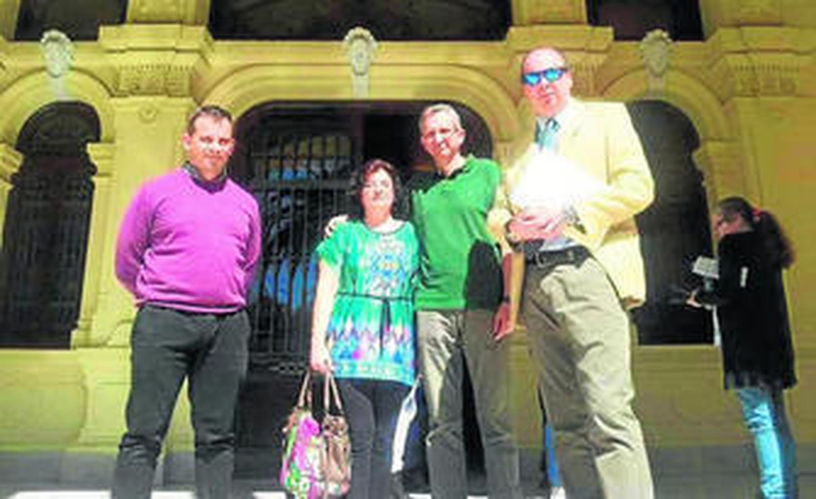 Los padres de la niña, en el centro, el día que acudieron al Pleno del Ayuntamiento de la capital a exponer su problema.