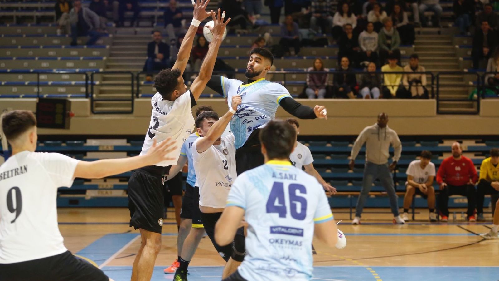 Un ataque del BM Ciudad de Algeciras ante el Alarcos.