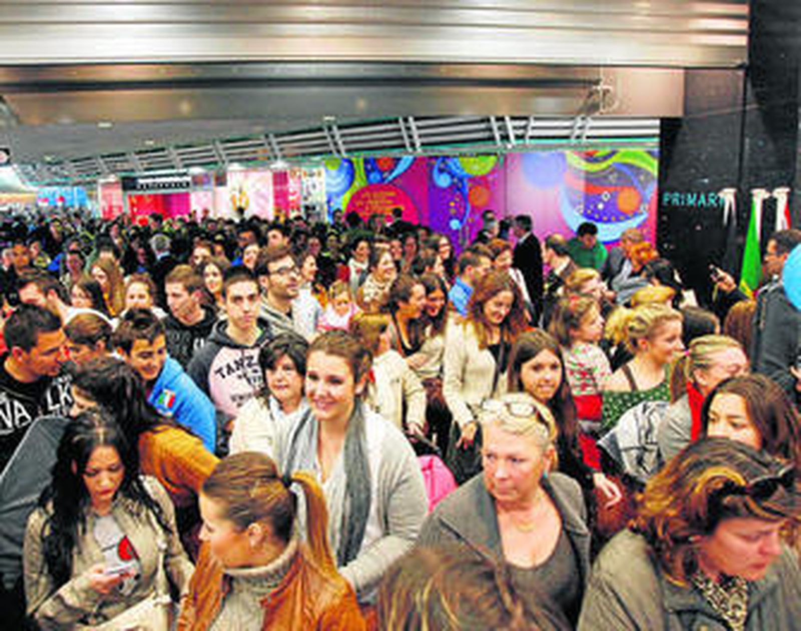 Los primeros clientes de Primark esperan a las puertas del nuevo establecimiento.