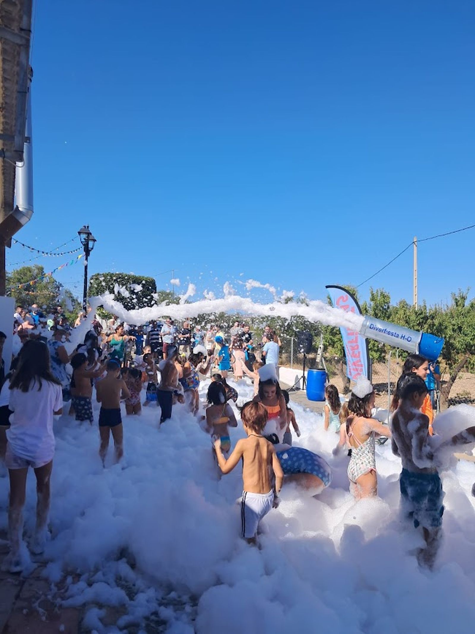 La fiesta de la espuma es uno de los juegos tradicionales que disfrutan grandes y pequeños