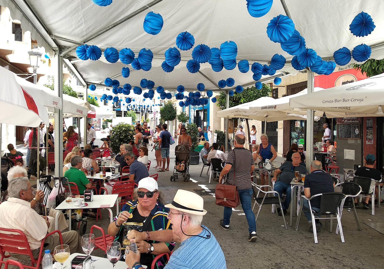 Imágenes de las Colombinas de día de la calle Marina