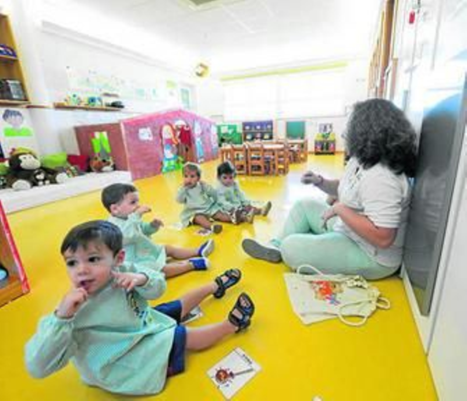 Los niños, en plena actividad con una de las educadoras.