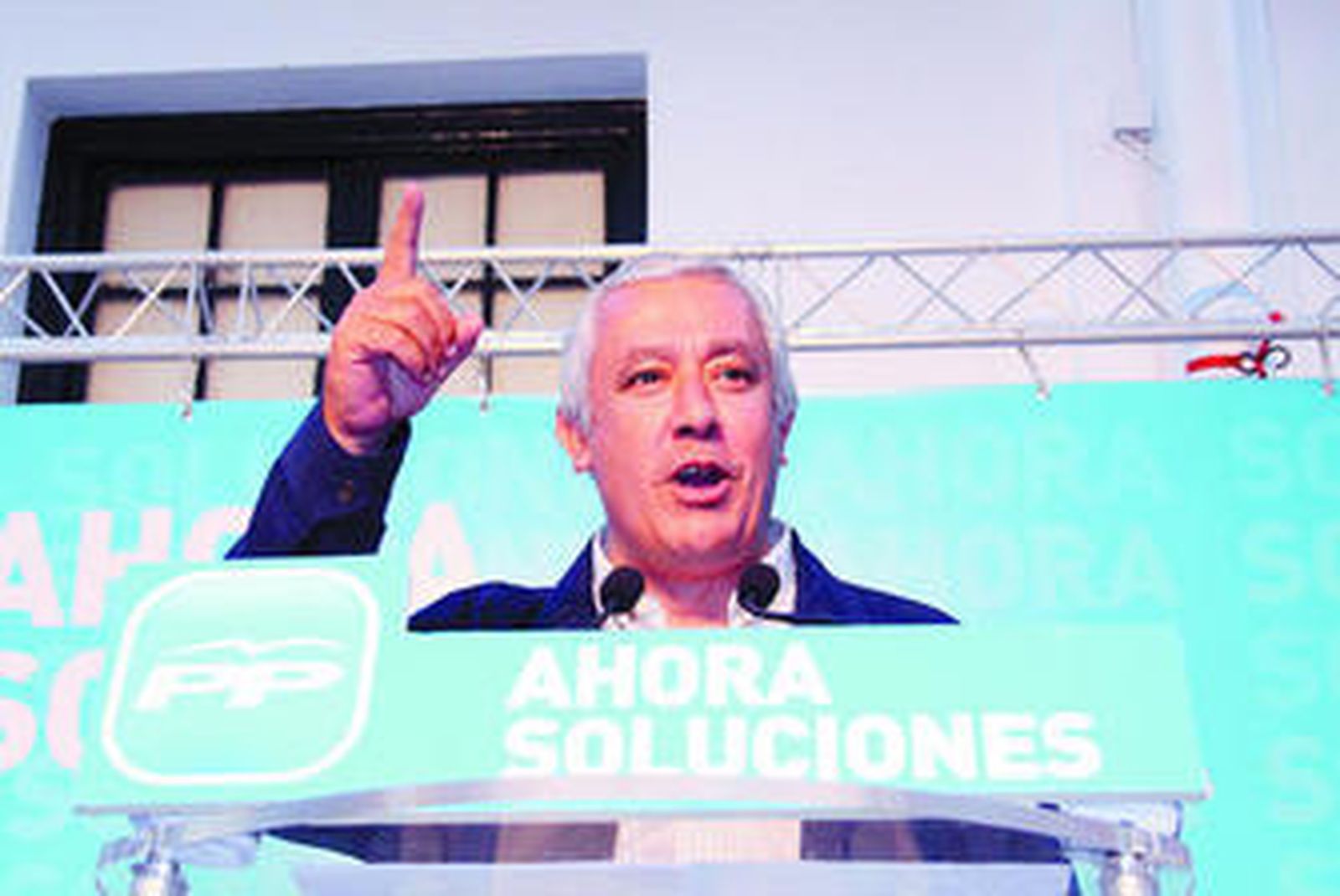 El presidente del PP andaluz, Javier Arenas, durante su intervención en el mitin, ayer.