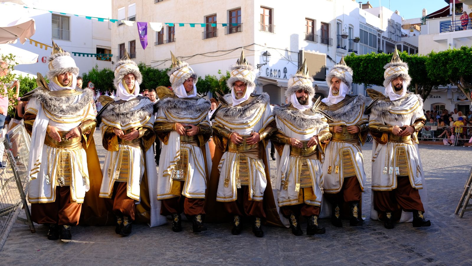 El espectacular desfile de Moros y Cristianos de Mojácar, en imágenes