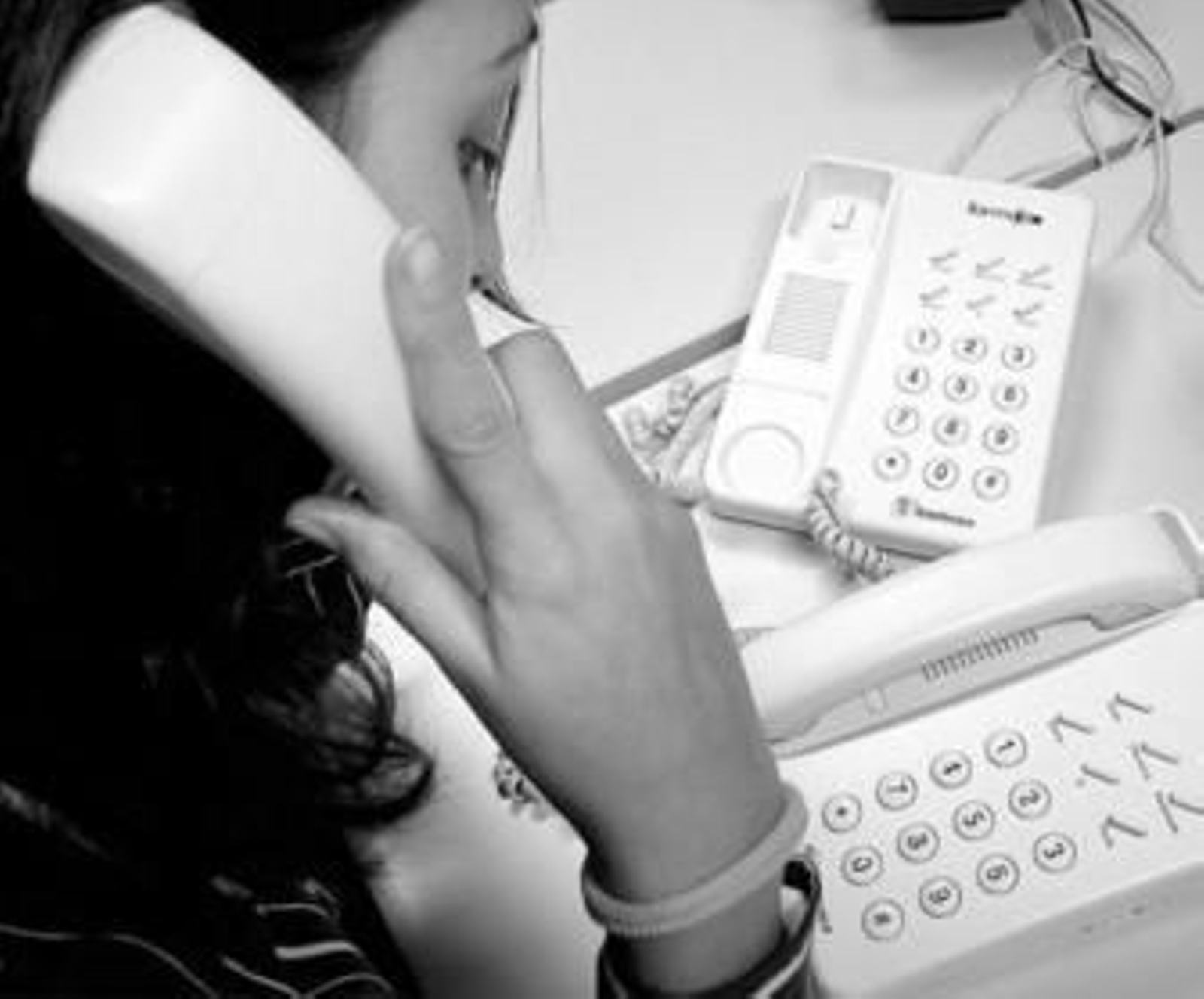 Una joven realiza una llamada telefónica.