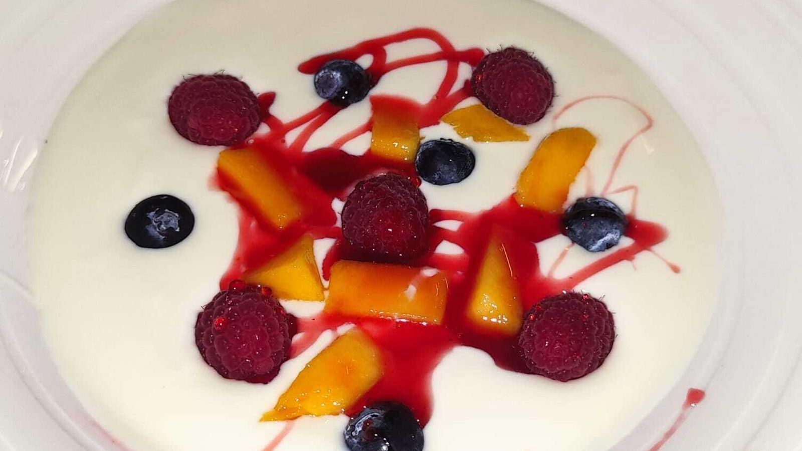Sopa de chocolate blanco y berries