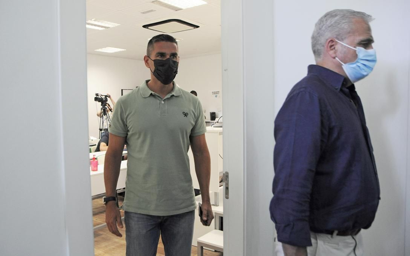 Juanito y Miguel Valenzuela salen de la sala de prensa de El Arcángel.