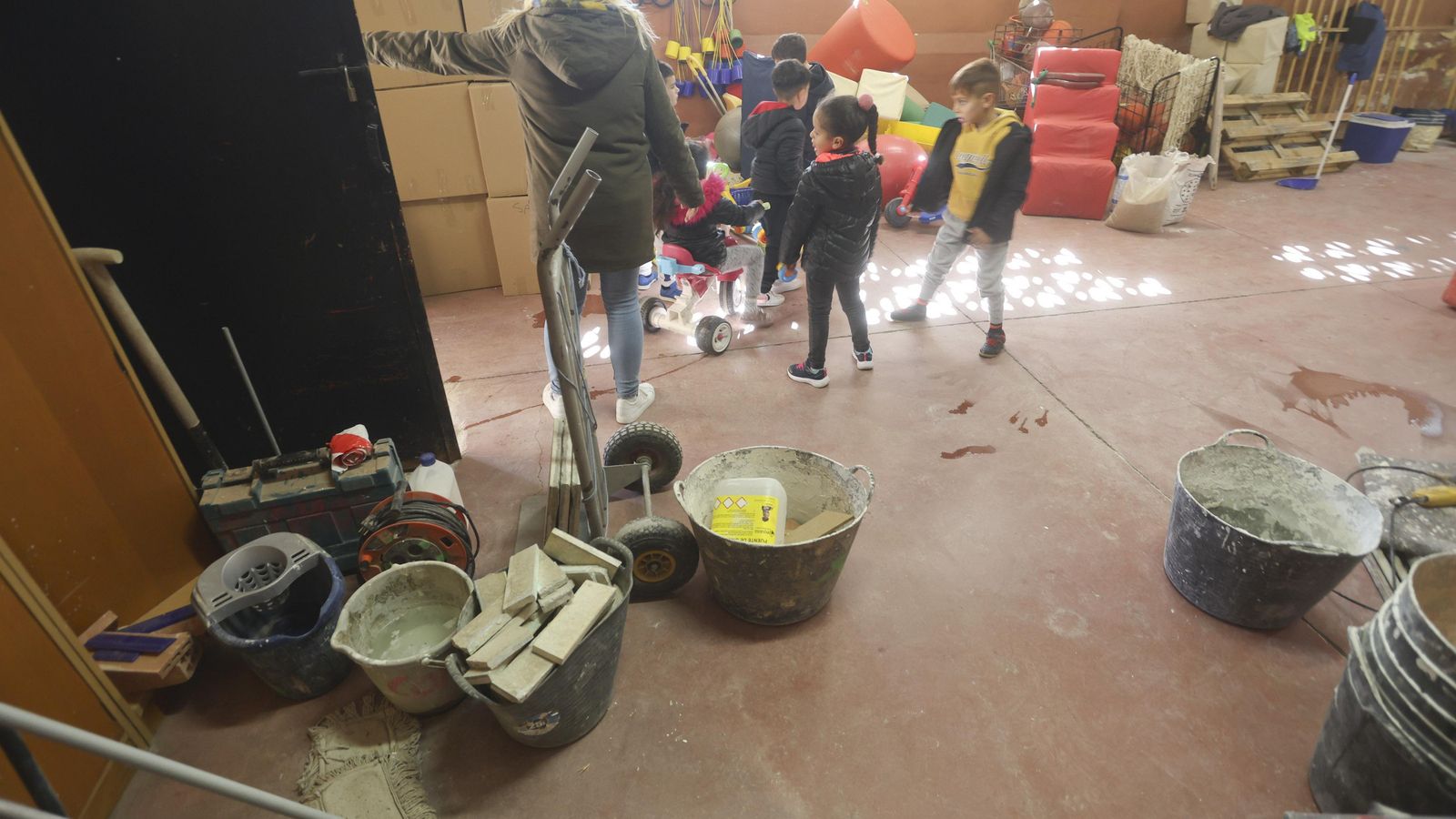 Los pequeños sacan al patio juguetes guardados en el antiguo gimnasio. Los pequeños sacan al patio juguetes guardados en el antiguo gimnasio.