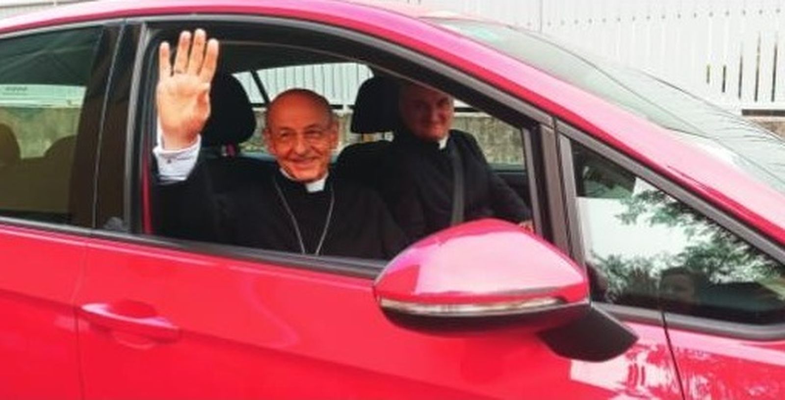 Fernando Ocáriz Braña, Prelado del Opus Dei, saludando desde el coche en Eslovenia.
