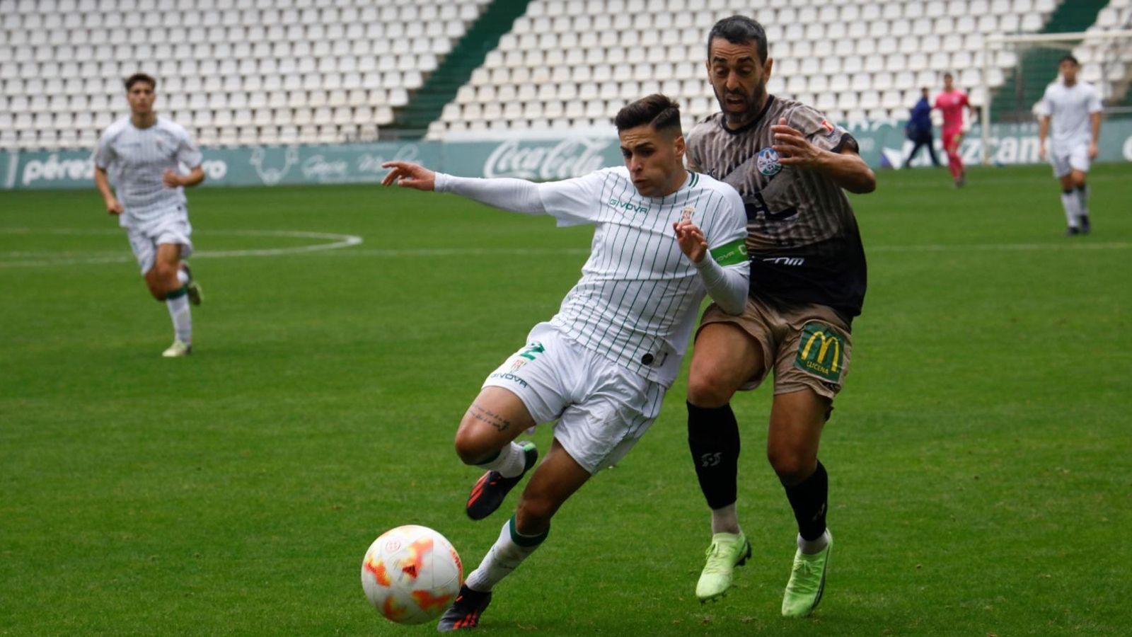 Antonio Pino pelea con Rafa Castillo un balón. Antonio Pino pelea con Rafa Castillo un balón.