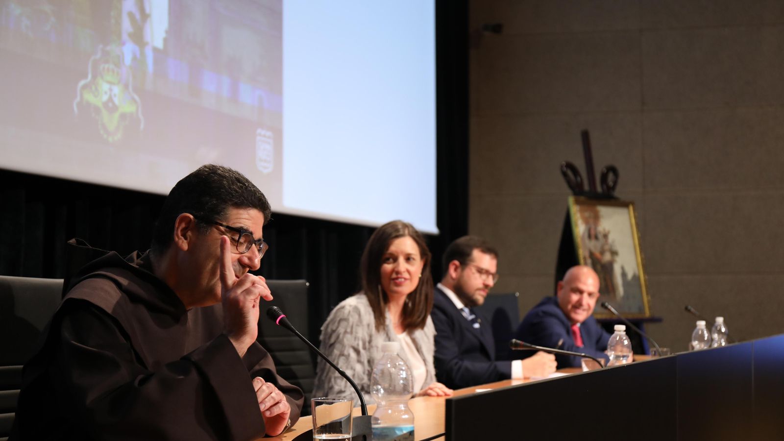 El padre Pablo María Rubio, Patricia Cavada, Juan José Richarte y Manuel A. García López, en la presentación de los actos del 325 aniversario de la hermandad del Carmen. El padre Pablo María Rubio, Patricia Cavada, Juan José Richarte y Manuel A. García López, en la presentación de los actos del 325 aniversario de la hermandad del Carmen.