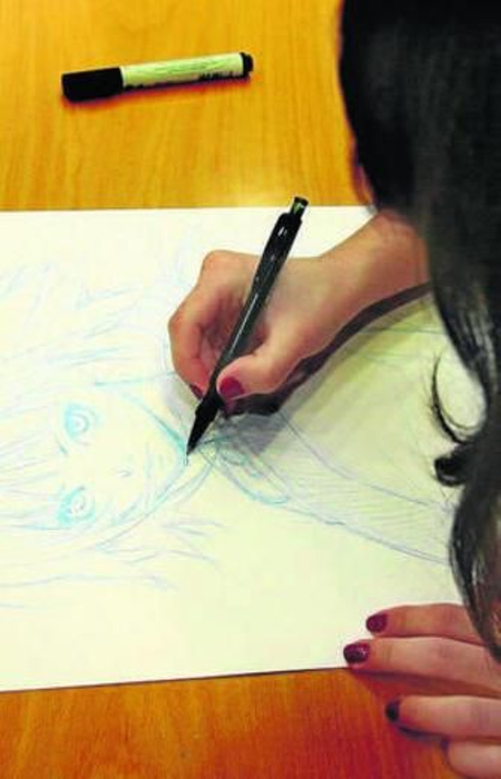 1. Alejandro Casasola, Olga Manzano, Guillermo Quero y Paco Cuenca posan junto a dos jóvenes artistas del manga. 2. Una autora ultima los detalles de uno de sus dibujos. 3. Irene y Laura, las dos autoras de Xian Nu Studio. FOTOS: MARÍA DE LA CRUZ