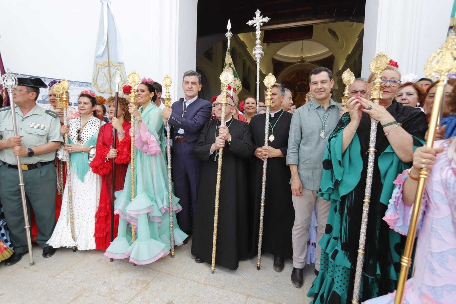 Juanma Moreno asiste a las presentaciones de las hermandades filiales.