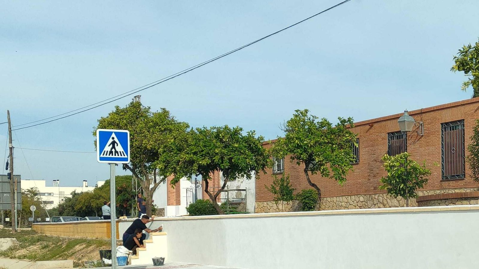 Trabajos de limpieza y pintado en el cementerio de Jerez.