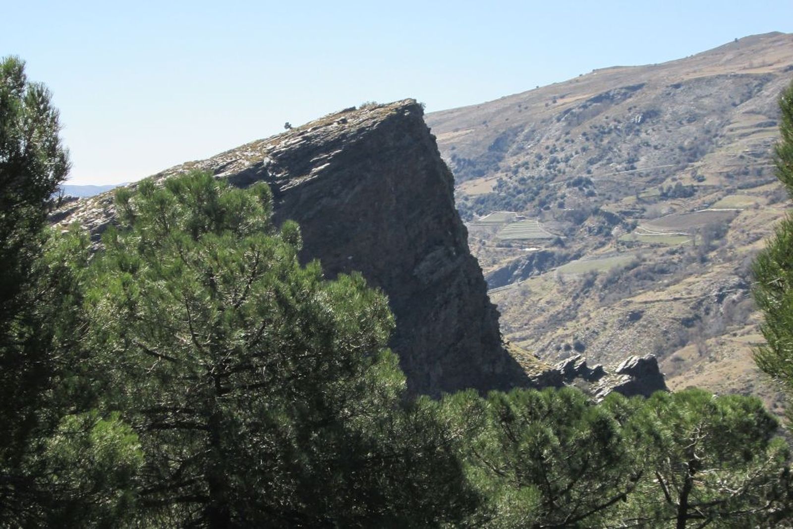 El paisaje por el que los senderistas trascurrirán no solo es un tesoro natural, también guarda un pedazo de historia alpujarreña