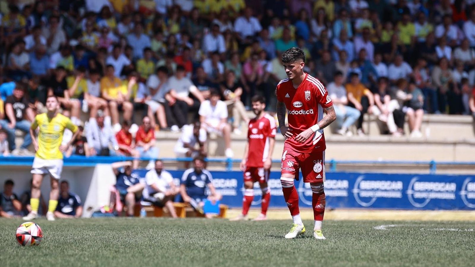 Geovanni estrelló el balón en el larguero.