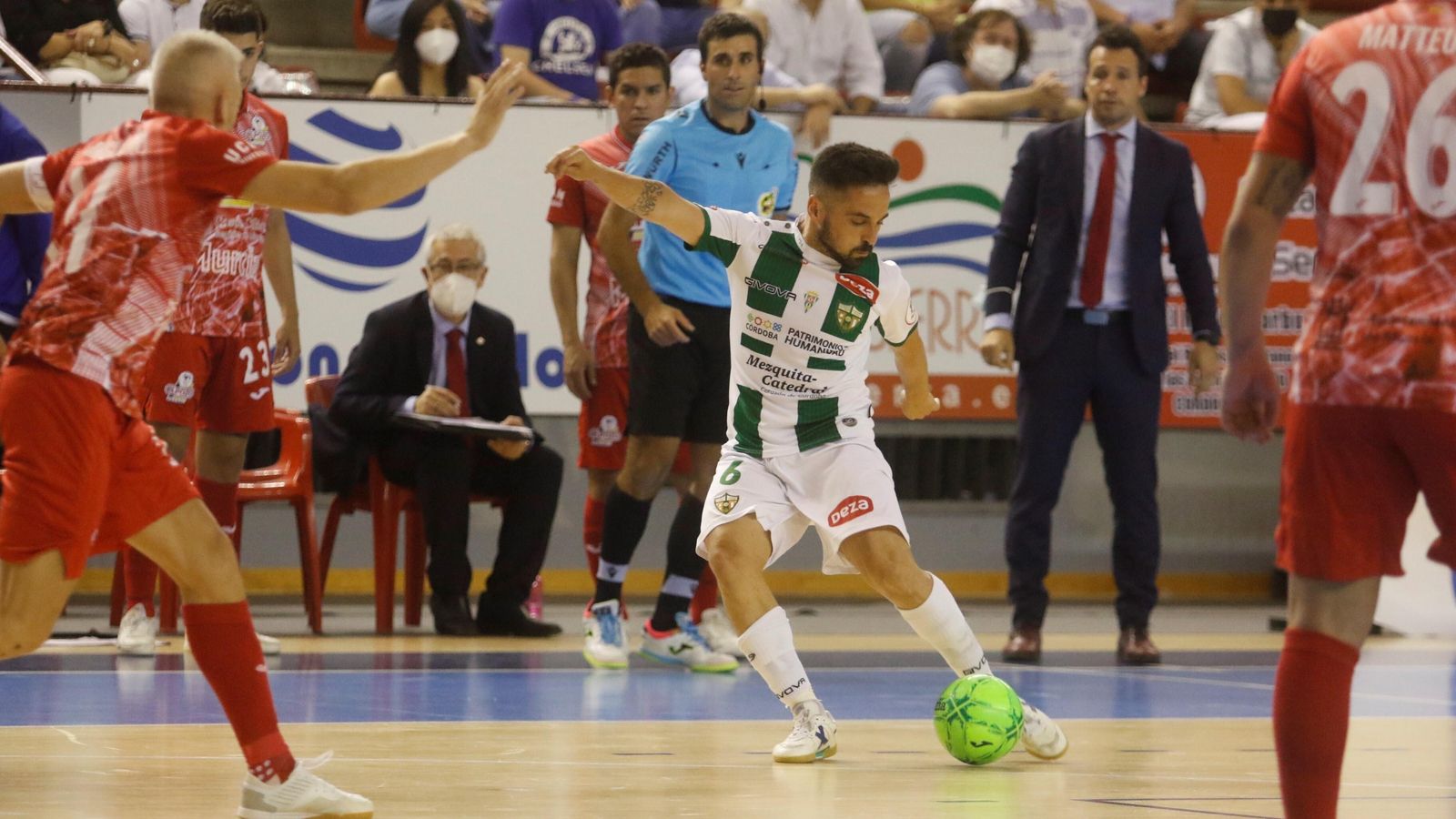 Jesulito saca un disparo potente ante la ordenada defensa de ElPozo Murcia.