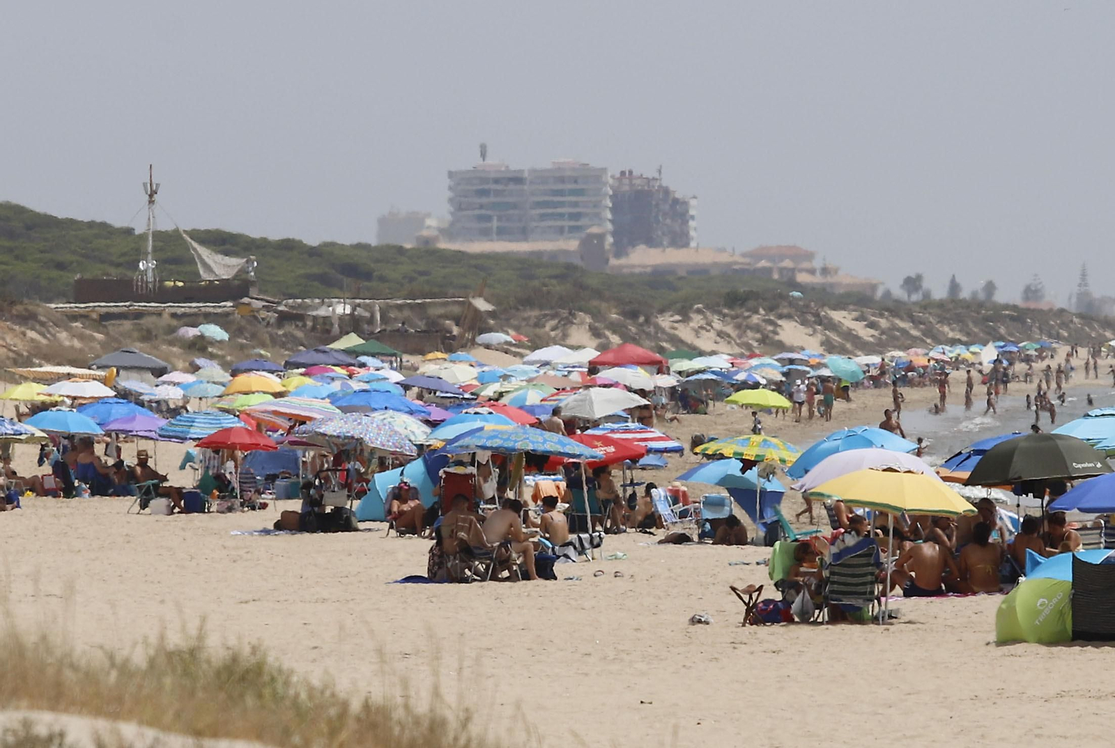 Ambiente en la Costa de Huelva en una calurosa jornada de playa.