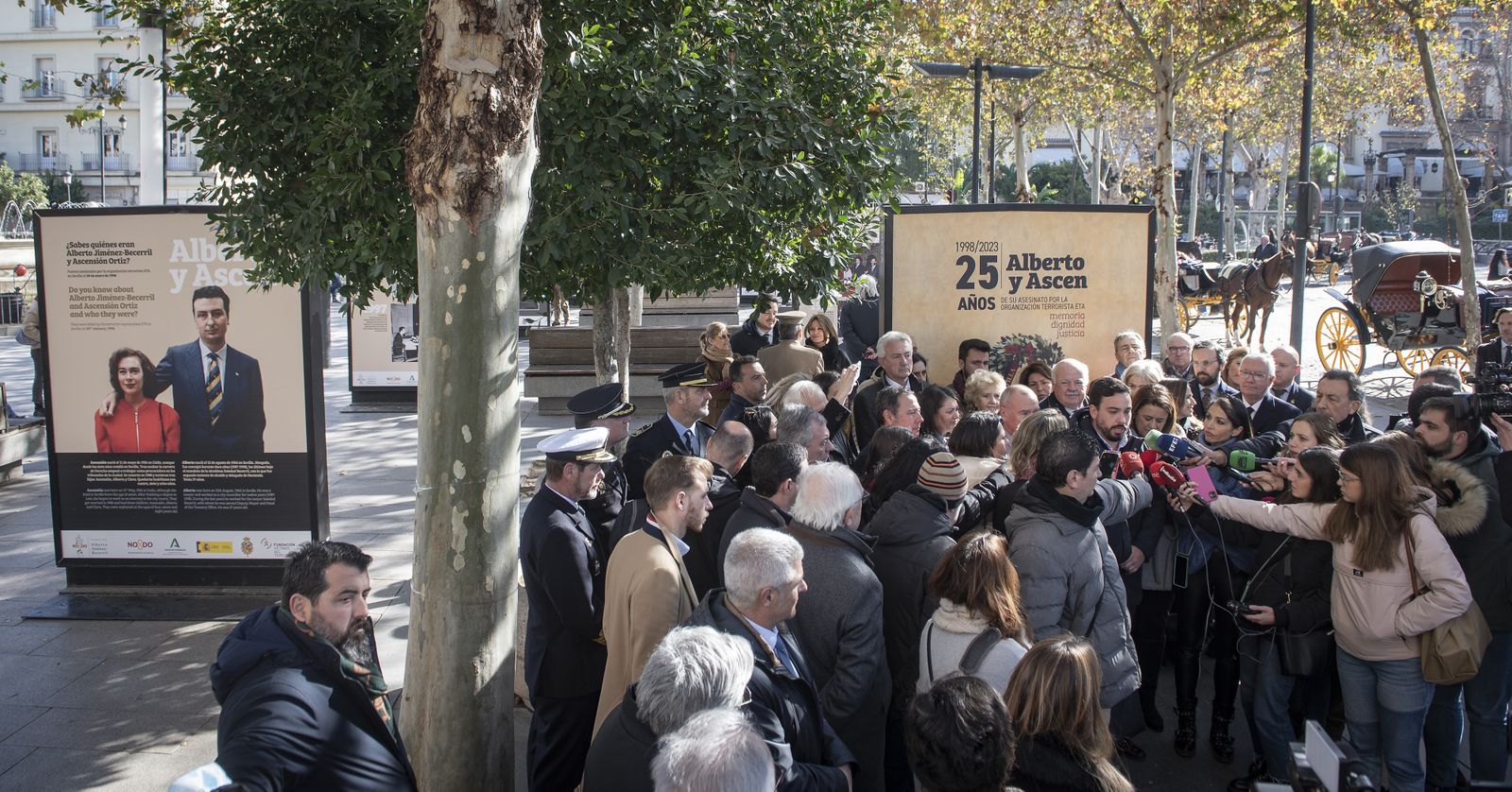 Imágenes de la exposición de mupis en la Puerta de Jerez sobre Alberto y Ascensión