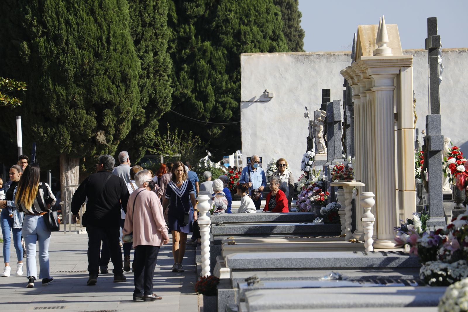 Las imágenes del día de Los Santos en los cementerios de Córdoba
