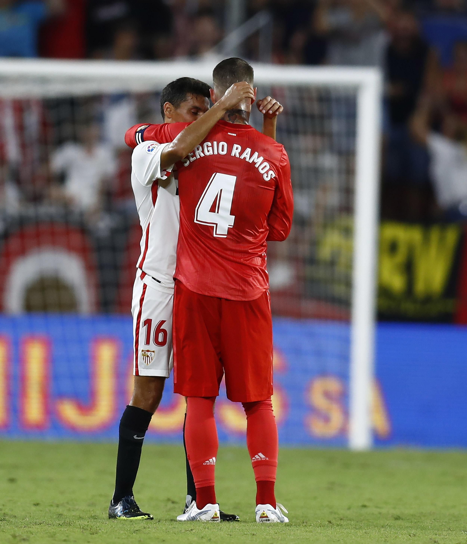 Jesús Navas y Sergio Ramos se saludan al finalizar el encuentro.