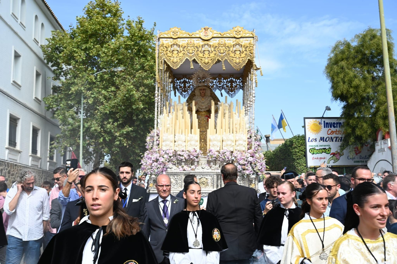 Las mejores imágenes de la salida de la Virgen de la Paz desde la Parroquia de San Sebastián