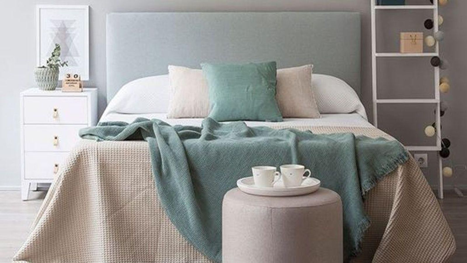 Dormitorio con un cabecero tapizado.