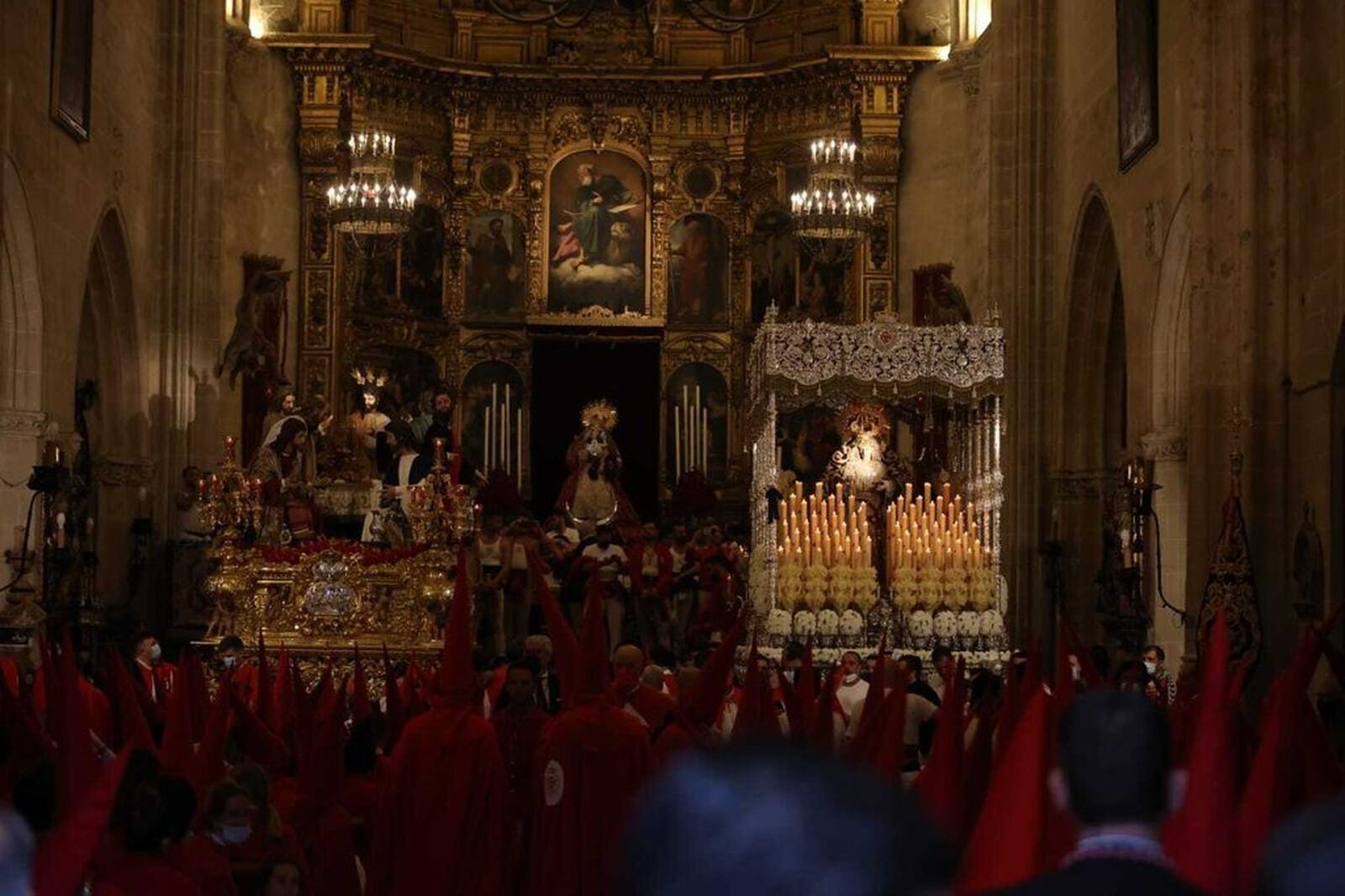 Los titulares de La Cena en el interior de su templo, tras suspenderse su salida en 2022