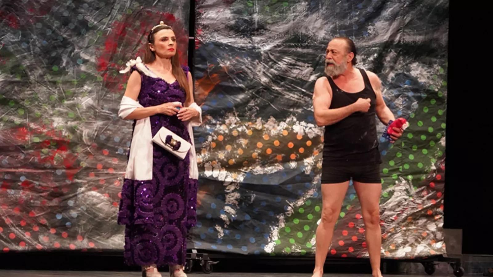 Manuela Luna y Javier Almeda en un momento de 'Más allá del puente'.