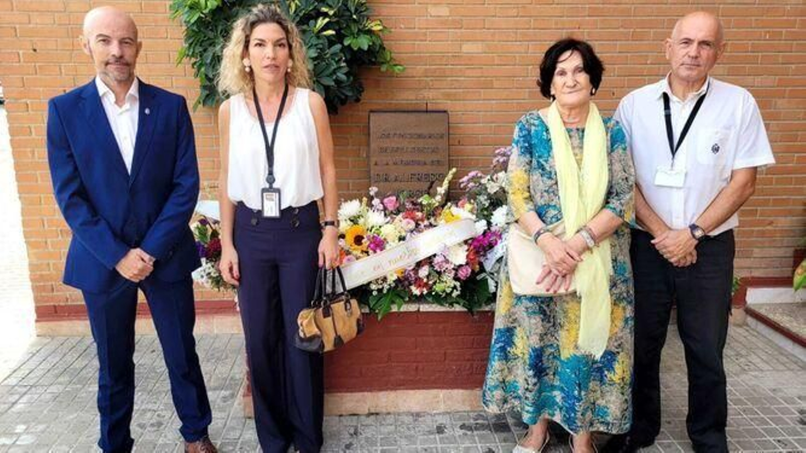 Los directores y la directora de las prisiones de El Puerto, junto a la viuda del médico Alfredo Jorge Suar Muro, durante el homenaje.