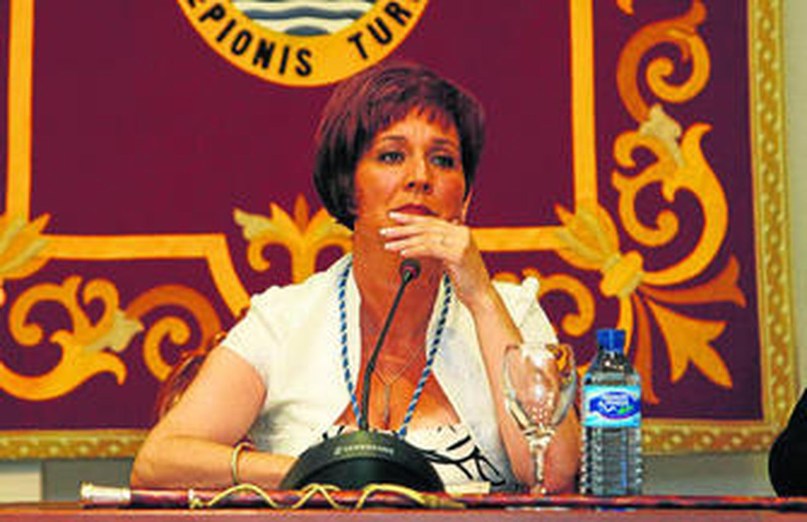 Isabel Fernández Orihuela (IU), con semblante cariacontecido tras ser elegida el sábado alcaldesa de Chipiona con los votos del PSOE.