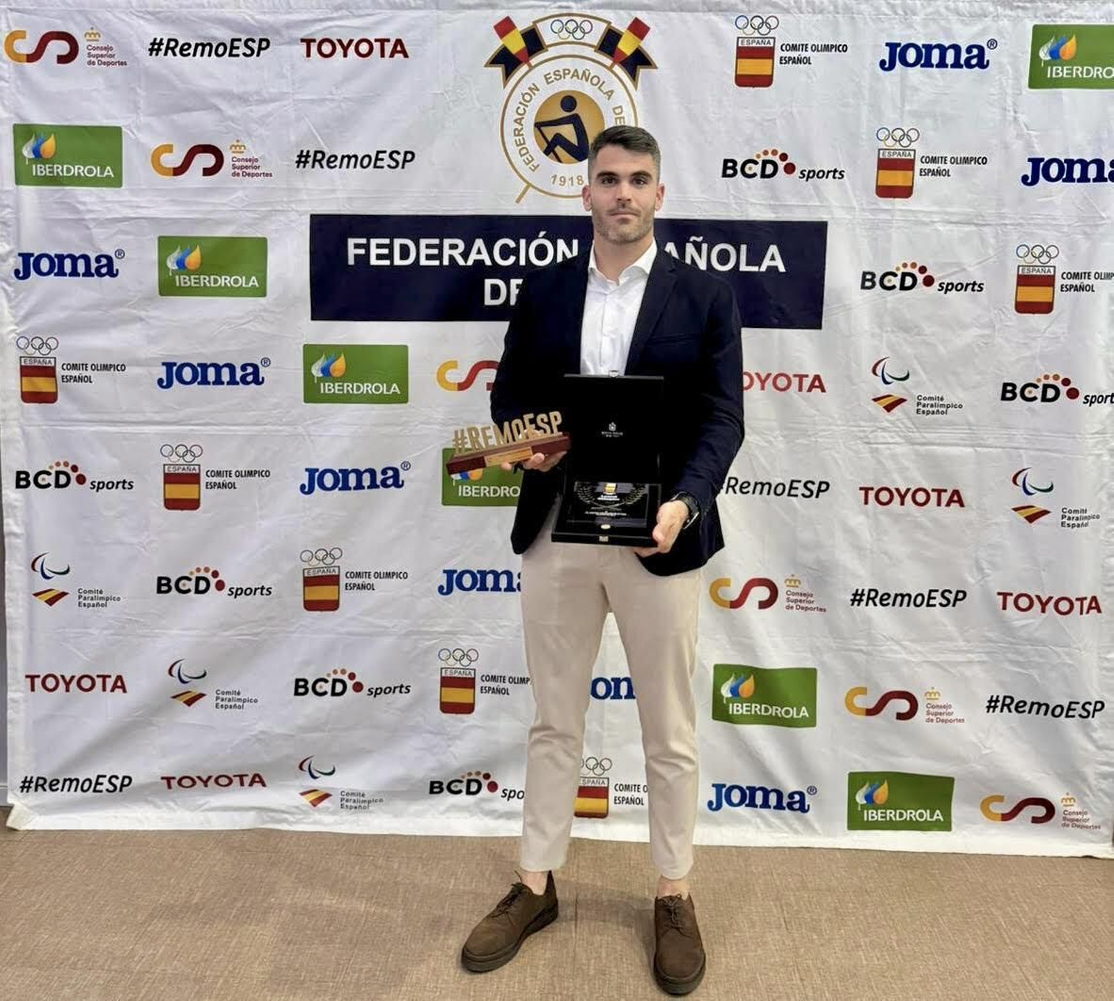 Adrián Miramón recibe el galardón.