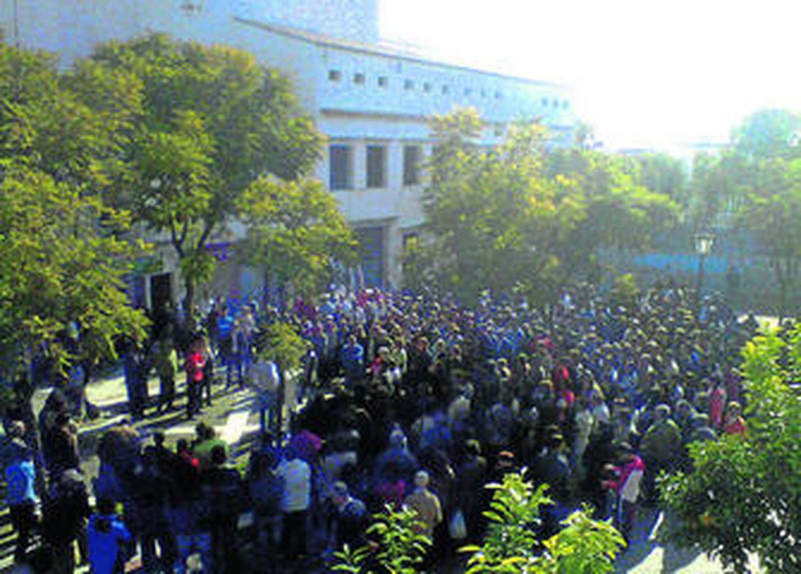 La concentración convocada ayer por IU se desarrolló frente a las oficinas locales del SAE y el Inem.