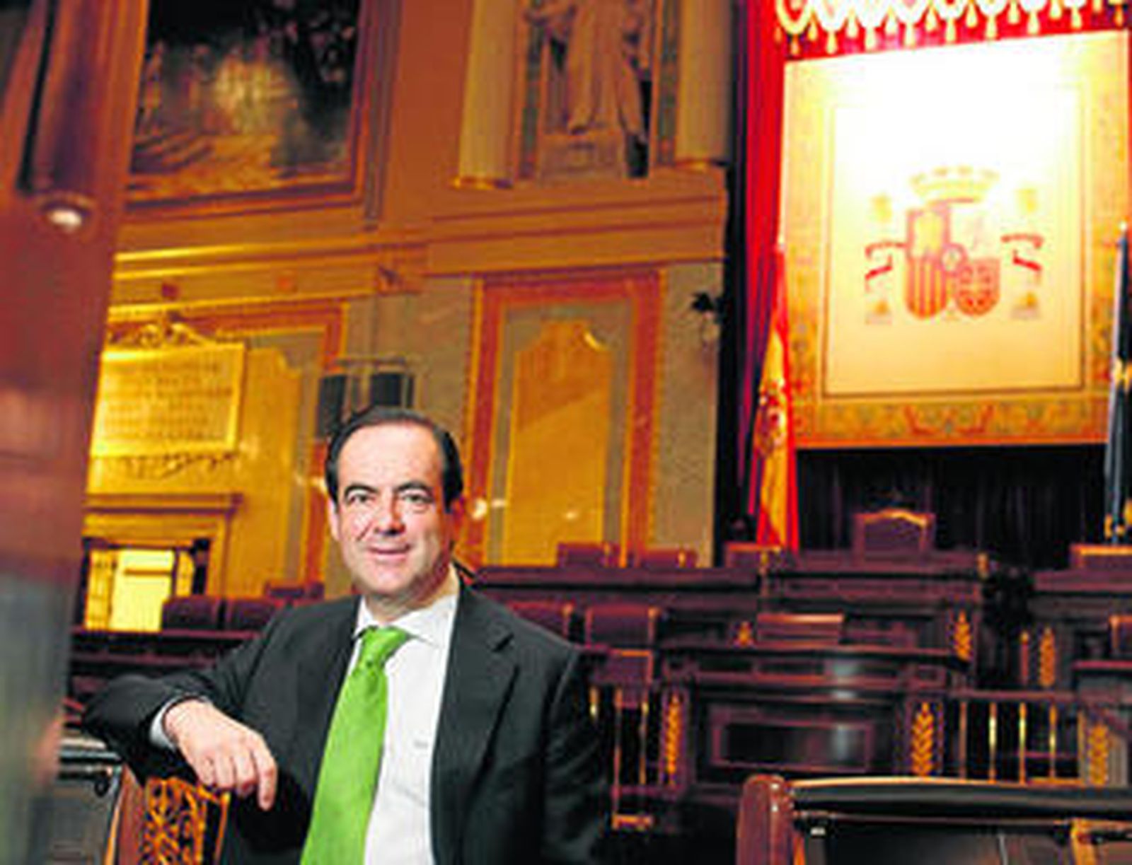 José Bono posa para la entrevista en el hemiciclo del Congreso de los Diputados.