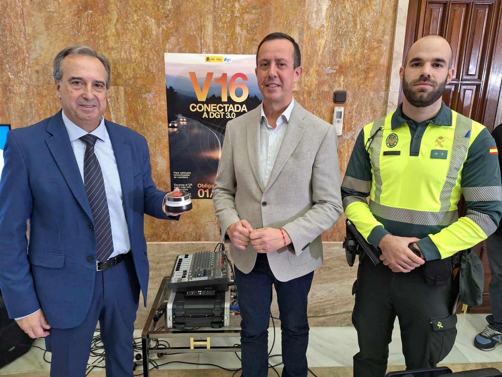 El jefe de la DGT en Almería, José María Méndez, junto al subdelegado del gobierno y un agente de la Guardia Civil de Tráfico durante la presentación de las nuevas medidas