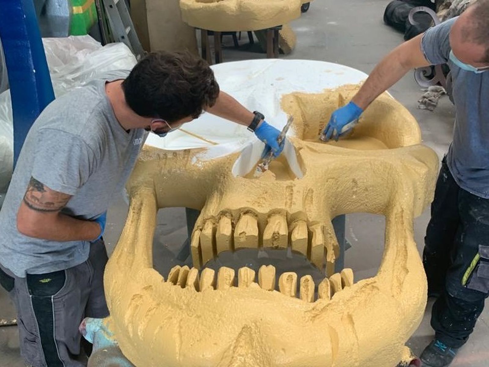 Preparativos de una gigantesca calavera que decorará la ciudad.