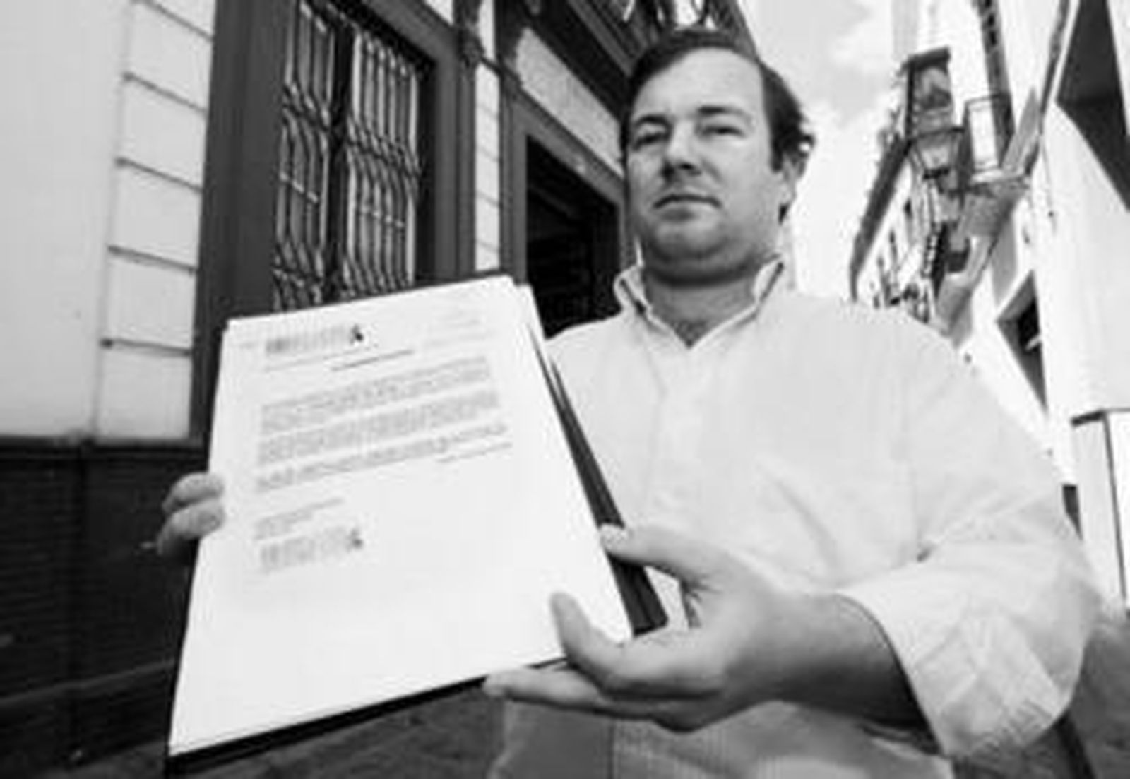 Ángel Bordas muestra el escrito presentado ayer en el Registro municipal sobre la Plaza Ruiz de Alda.