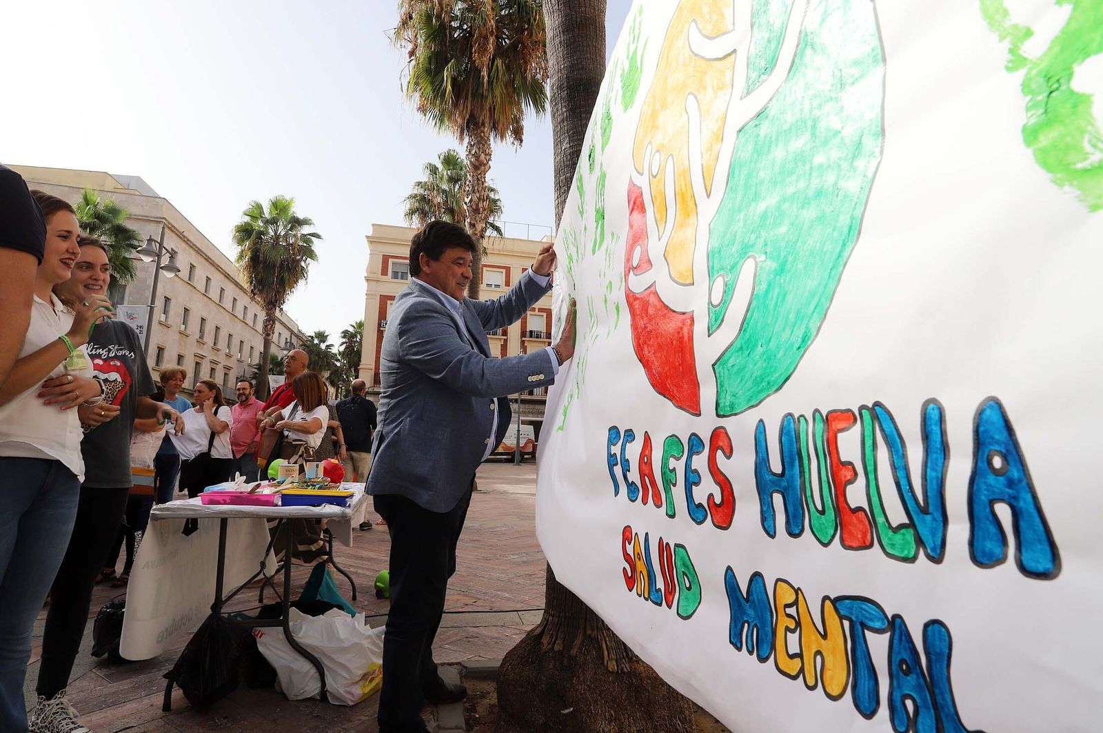 Gabriel Cruz deja su huella en el cartel que se ha pintado en la puerta del Ayuntamiento.