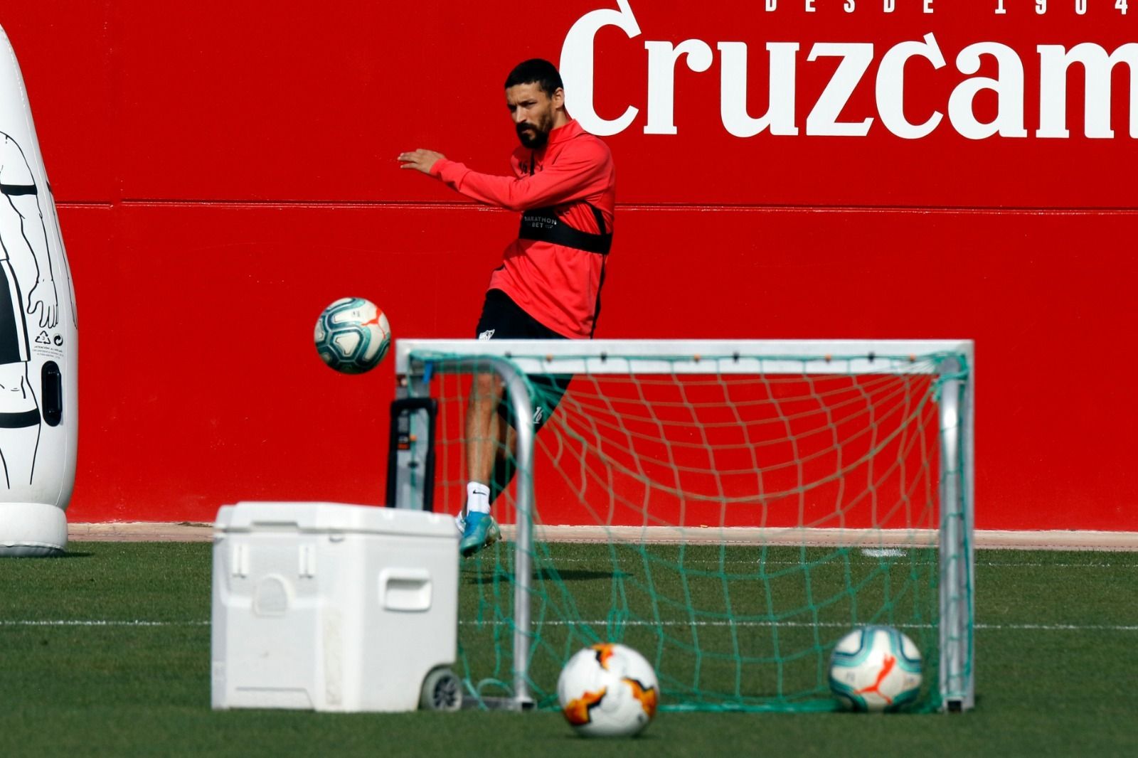 Jesús Navas dispara a una de las microporterías en el estadio de su nombre.