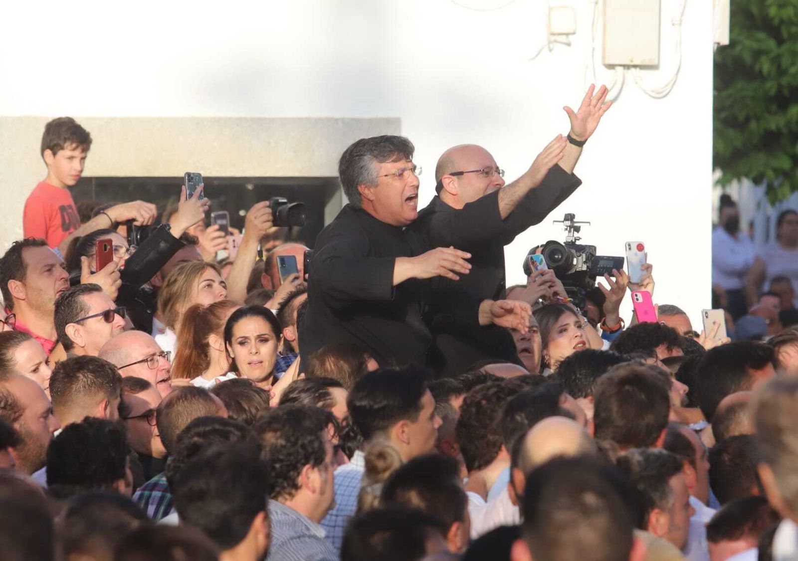 La Virgen del Rocío avanza por las calles de Almonte, en imágenes