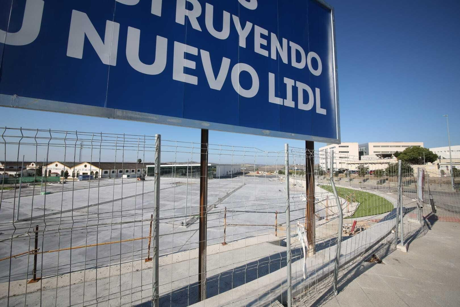 Terrenos donde se construye un nuevo supermercado junto al Hospital de Jerez.