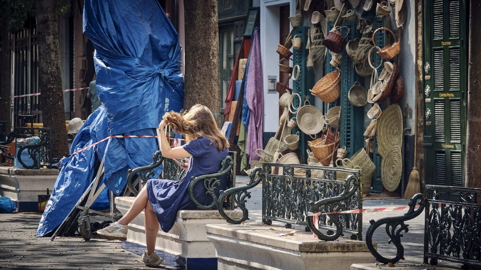 Decorados para el rodaje de la serie de Disney+ con Logan Lerman como protagonista, en  el entorno de la Plaza de Mina.