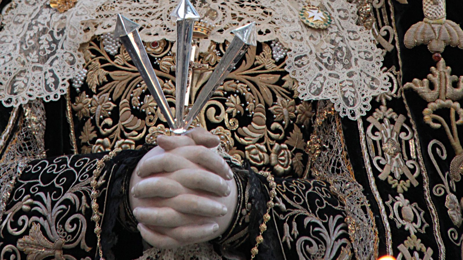 Manos y terno bordado de la Virgen de la Soledad