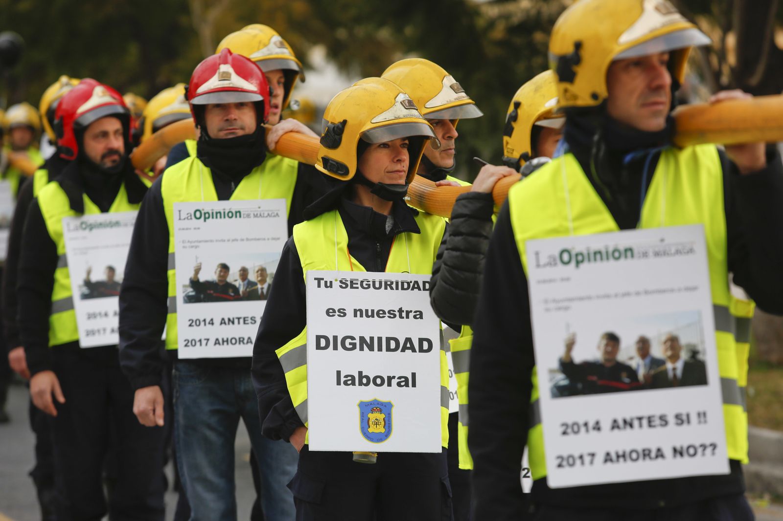 Las imágenes de la 'marcha fúnebre' de los bomberos en Málaga