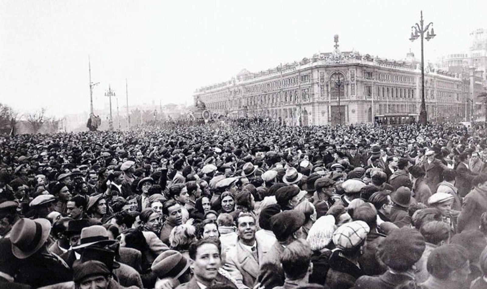 Celebración en la Plaza de la Cibeles del triunfo de las fuerzas de izquierda en febrero de 1936..