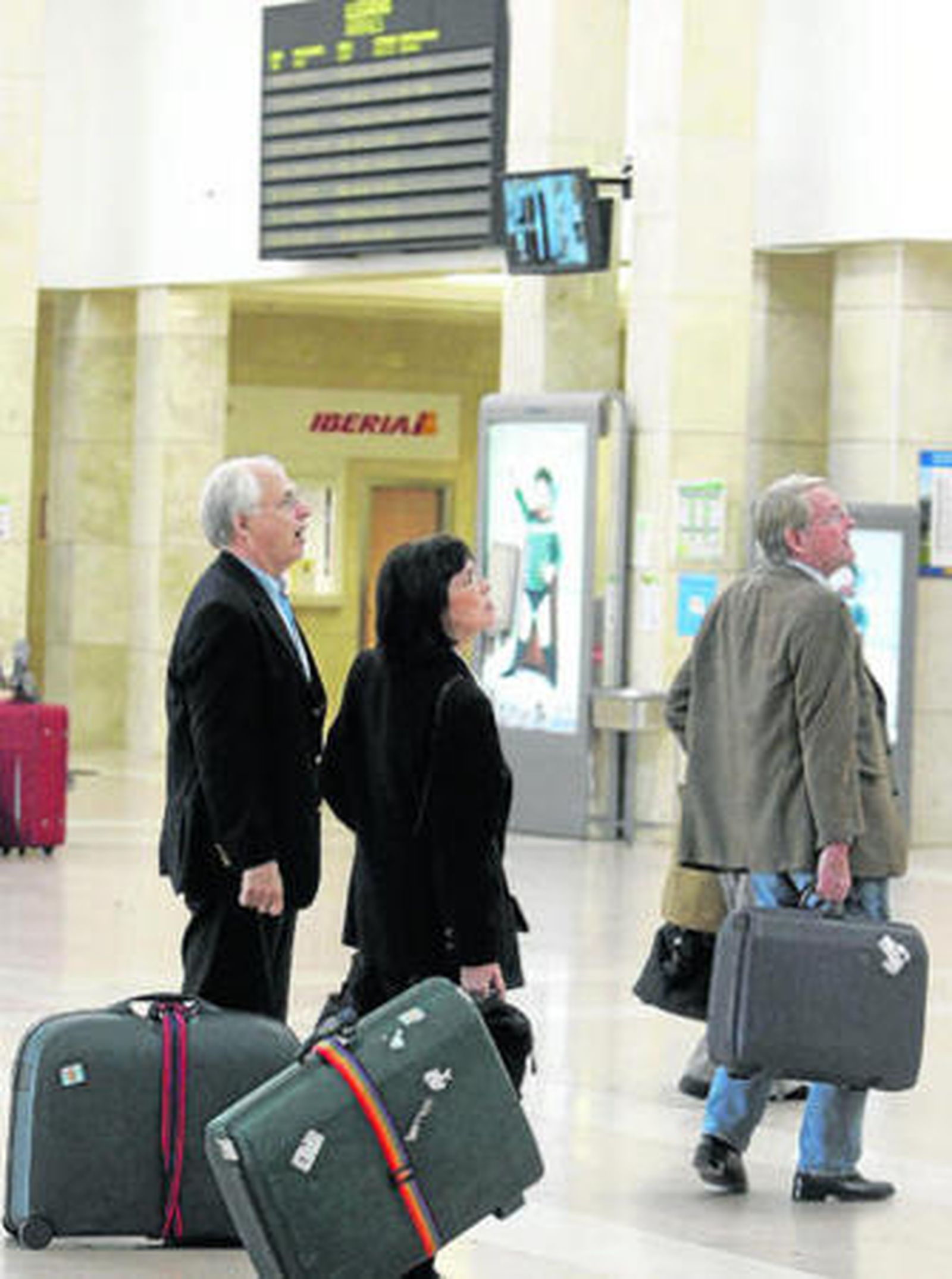 Pasajeros observan las pantallas de la terminal de Jerez, en una imagen de archivo.